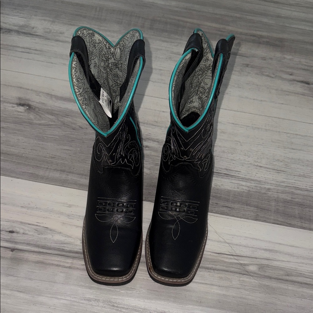 Elegant Black Heeled Boots with Intricate Design